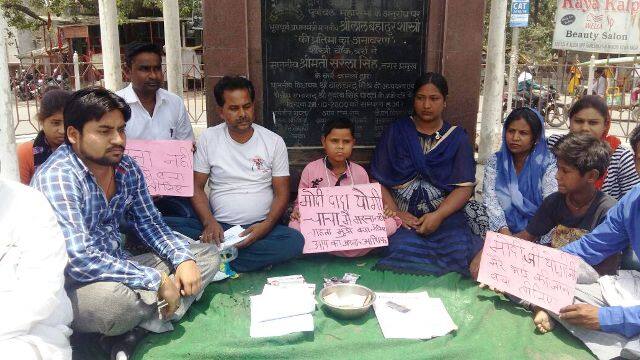बर्रा थाना क्षेत्र बर्रा छह में रहने वाले मोहम्मद सलीम कबाड़ की फेरी लगाकर परिवार का पालन पोषण करते हैं. परिवार में पत्नी उज्मा की तीन साल पहले मौत हो गई थी,बड़े बेटे अनस,बेटी कंचन और सबसे छोटे बेटे आसिफ (14) के साथ रहते हैं. आसिफ की दोनों किडनिया ख़राब है उसके इलाज में परिवार की आर्थिक स्थित बेहद ख़राब हो गई. स्थित यह कि दो वक्त की रोटी भी बड़े मुश्किल से नसीब हो रही है. वहीं रिश्तेदारों ने भी अब मुंह फेर लिया कि कही इलाज के लिए पैसे न मांग ले.