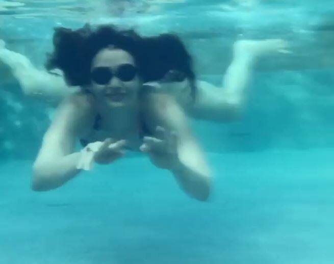  बता दें करिश्मा टीवी रियलिटी शो बिग बॉस में नजर आ चुकीं हैं. बिग बॉस के घर में करिश्मा और एक्टर उपेन पटेल के नजदीकियों के किस्से मशहूर थे.