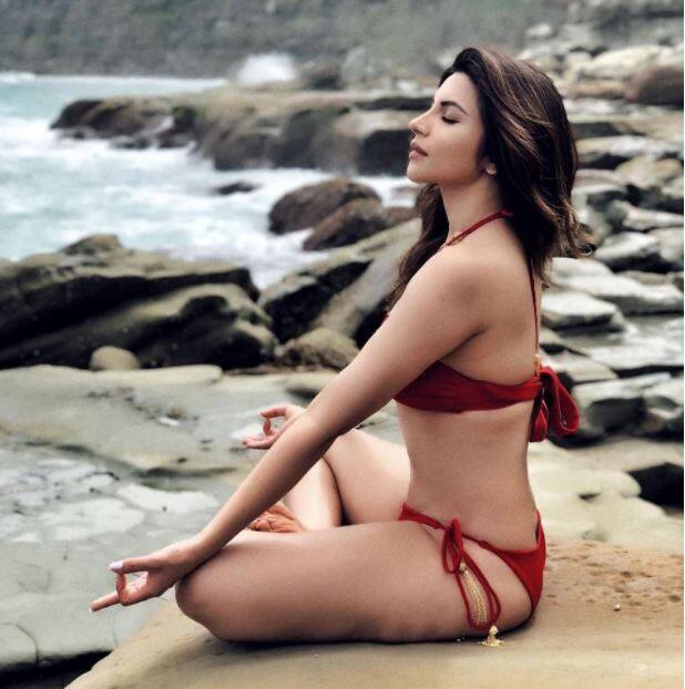 अभिनेत्री का कहना है कि बड़े पर्दे और वेब पर ज्यादा फ्रीडम है.