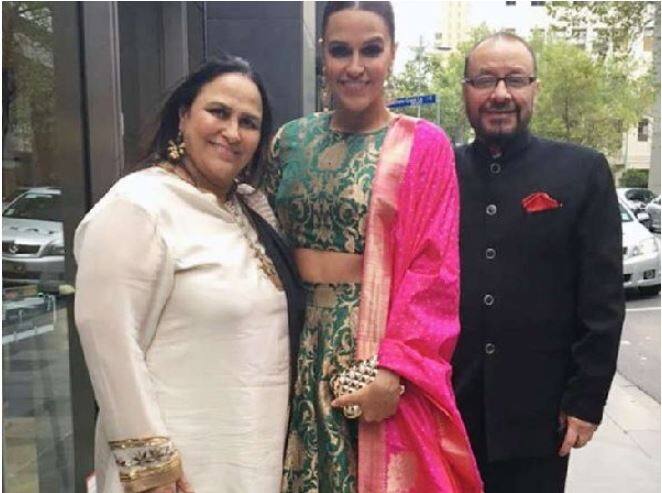 नेहा के पापा ने कहा, ''नहीं, ऐसा कुछ भी नहीं है. दोनों ने जल्दबाजी में शादी कर ली, इसलिए लोग ऐसे कयास लगा रहे हैं. लेकिन ऐसा कुछ भी नहीं है. लोग अपनी इच्छा के मुताबिक चीजों को लेकर बात करते हैं और अफवाह फैलाते हैं.''