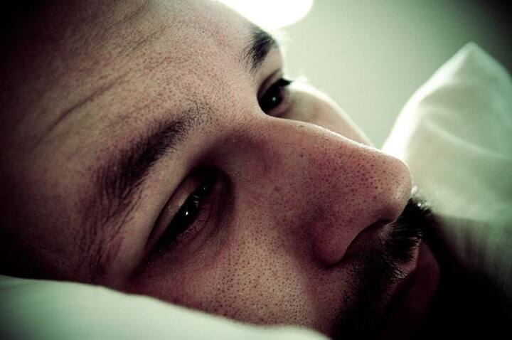 तनाव पुरुषों की सेक्सुएलिटी और फंक्शन को बुरी तरह से प्रभावित करता है. यहां तक की इंफर्टिलिटी की समस्‍या का एक बड़ा कारण तनाव ही है. चलिए जानते हैं   कैसे तनाव पुरुषों के स्पर्म काउंट को इफेक्ट करती है. फोटोः गूगल फ्री इमेज  