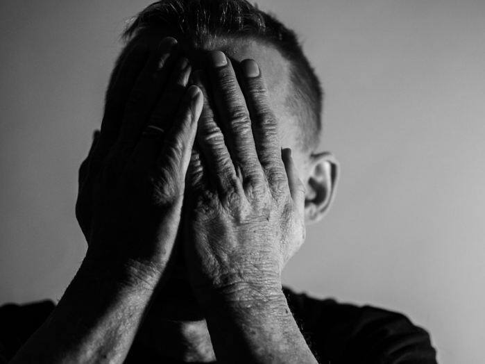 शरीर में तनाव के उच्च स्तर से भी बैड रसायन निकलते हैं जिनके परिणामस्वरूप सेल्स डैमेज होते हैं. इनकी वजह से शुक्राणुओं की रूपरेखा बाधित होती है, उनकी   संरचना, गतिशीलता और अंडे के साथ एकजुट होने की उनकी क्षमता को नुकसान पहुंचाता है.फोटोः गूगल फ्री इमेज 