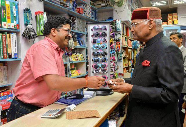 हिमाचल में राष्ट्रपति कोविंद: शिमला के एक रेस्त्रां में कॉफी पी, स्नैक्स खाए और बुक शॉप से दो किताबें खरीदीं