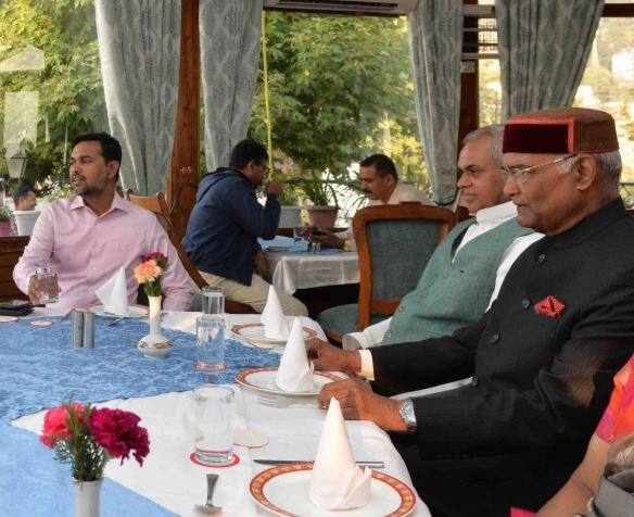 shimla: president ramnath kovind take breakfast at shimla हिमाचल में राष्ट्रपति कोविंद: शिमला के एक रेस्त्रां में कॉफी पी, स्नैक्स खाए और बुक शॉप से दो किताबें खरीदीं