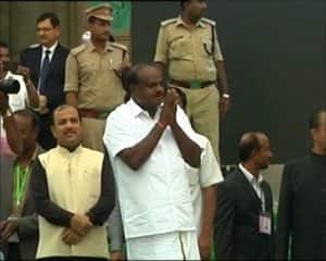 एचडी कुमारस्वामी बने कर्नाटक के 'किंग', मंच पर विपक्षी दिग्गजों का जमावड़ा