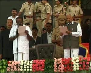 एचडी कुमारस्वामी बने कर्नाटक के 'किंग', मंच पर विपक्षी दिग्गजों का जमावड़ा
