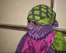 राजकोट: पति ने की थी नाबालिग से छेड़छाड़, पत्नी ने गर्म तेल में डलवाए पीड़िता के हाथ