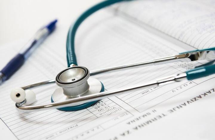 मेडिकल प्रोफेशनल्स- ये ऐसी फील्0 है जिसमें कभी भी रिसेशन नहीं आता. इस प्रोफेशन में सैलरी हमेशा बढ़ती ही है. शुरूआत में सालाना सैलरी 5 लाख और   अनुभवी होने पर 50 लाख तक सैलरी मिलती है. प्राइवेट क्लीनिक होने पर ये आंकड़ा बढ़ भी सकता है. फोटोः गूगल फ्री इमेज 