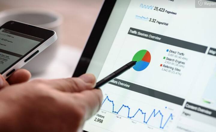 बिजनेस एनाल्स्टि- इंडिया में लगातार बढ़ते बिजनेस के चलते मार्केट में कॉम्पिटशन बहुत बढ़ गया है. कंपनी ऐसे लोगों को हायर करना पसंद करती है जिनका आई   क्यू लेवल बहुत हाई होता है और लॉजिकल माइंड होता है. ऐसे लोगों का गणित बहुत अच्छा होना चाहिए. हर समय अपडेट रहना और न्यू टेक्नीक को समझना   इनके लिए सबसे बड़ा चैलेंज होता है. शुरूआत में सालाना 5-6 लाख सैलरी मिलती है जो कि अनुभवी होने पर 50 लाख तक जाती है.  फोटोः गूगल फ्री इमेज 