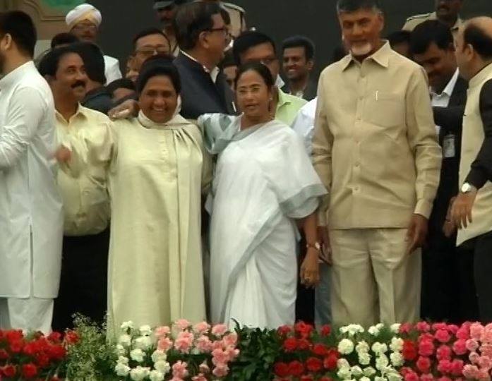 इस तस्वीर में ममता बनर्जी, मायावती और चंद्रबाबू नायडू एक साथ दिखे. 