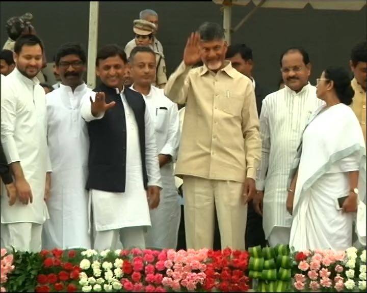 इस तस्वीर में तेजस्वी यादव, अखिलेश यादव, आंध्र प्रदेश के सीएम चंद्रबाबू नायडू और पश्चिम बंगाल की मुख्यमंत्री ममता बनर्जी एक साथ दिखाई दे रहे हैं.