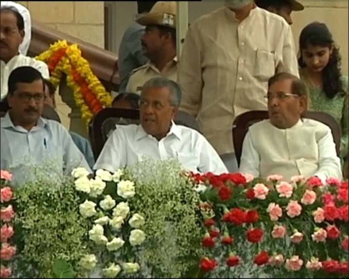 दिल्ली के सीएम अरविंद केजरीवाल, केरल के मुख्यमंत्री पिनरई विजयन और जेडीयू के वरिष्ठ नेता शरद यादव एक साथ गुफ्तगू करते दिखे.