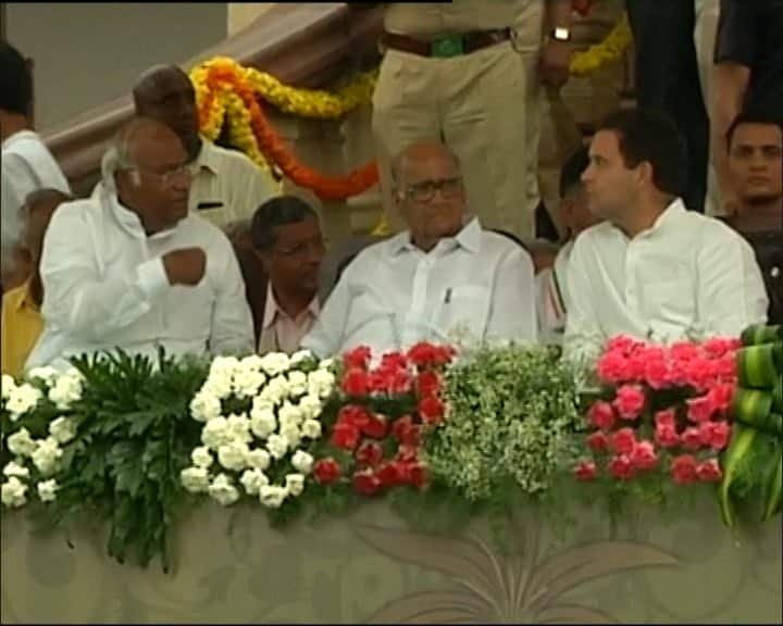 तो वहीं एनसीपी नेता शरद पवार, लोकसभा में विपक्ष नेता मल्लिकार्जुन खड़गे और कांग्रेस अध्यक्ष राहुल गांधी भी चर्चा करते दिखे.