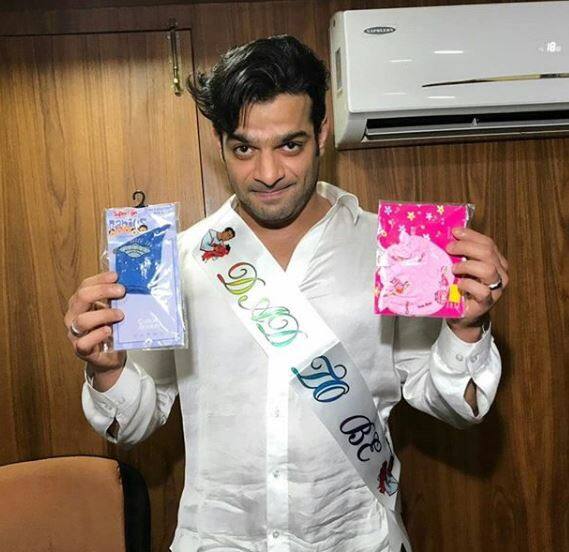 वायरल होती तस्वीरों में करण पटेल बच्चों के अलग-अलग खिलौनों और चीजों के साथ नज़र आ रहे हैं. 