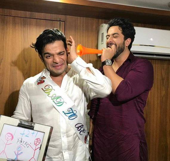  इन तस्वीरों को देखकर एक बात को साफ हो जाती है कि पिता बनने जा रहे करण पटेल की खुशी का इन दिनों कोई ठिकाना नहीं है. इतना ही नहीं ये है मोहब्बतें की स्टार्स भी इन दिनों करण पटेल के साथ जमकर मस्ती कर रहे हैं.