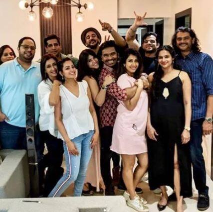 जल्द ही पिता बनने वाले करण ने इसी खुशी को सेलिब्रेट करने के लिए हाल ही में एक पार्टी का आयोजन भी किया था. इस पार्टी में 'ये है मोहब्बतें' की सारी स्टार कास्ट मौजूद थी.