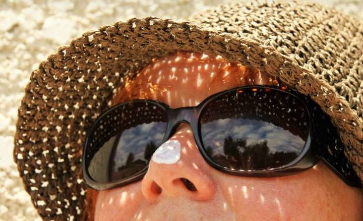 सन प्रोटेक्शन- तेज गर्मी होने पर 30 एसपरएफ का इस्तेमाल करें. इससे आप यूवीए और यूवीबी रेज से अपनी स्किन को बचा पाएंगे. घर से निकलने से 15-20 मिनट पहले ही सन प्रोटेक्शन का इस्तेमाल करें. इसके अलावा सन ग्लोसेज, छतरी और दुपट्टा साथ में रखें. इससे आप धूप से खुद को बचा पाएंगे.फोटोः गूगल फ्री इमेज