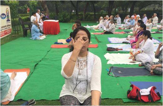 केंद्रीय मंत्री ने विराट कोहली, साइना नेहवाल और रितिक रोशन को भी इस कैंपेन को ज्वाइन करने का चैलेंज दिया है. लोग राज्यवर्धन के ट्वीट के बाद एक्सरसाइज करते हुए अपनी तस्वीरों को ट्विटर पर शेयर कर रहे हैं. (फोटोः गूगल फ्री इमेज)