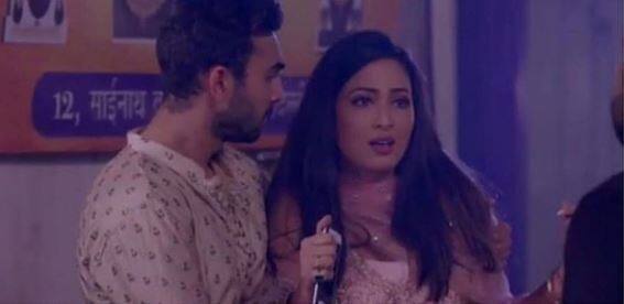 स्टार प्लस के मशहूर सीरियल 'ये है मोहब्बतें' में इन दिनों कई नए ट्विस्ट आ रहे हैं. हाल ही में शो में आदी का किरदार निभाने वाले अभिषेक वर्मा ने शो को अलविदा कह दिया. अभिषेक के शो को अलविदा कहने की खबर फैंस के लिए किसी शॉक से कम नहीं थी.