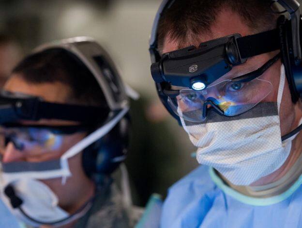 डॉक्टर्स भी मरीजों का इलाज करने के दौरान मास्क पहनें और अपना ख्याल रखें.  फोटोः गूगल फ्री इमेज 