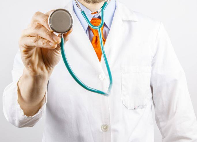 केरल में निपाह वायरस को रोकने के लिए बुखार से पीडि़त लोगों पर नजर रखी जा रही है. ऐसे में गंगाराम हॉस्पिटल के फीजिशियन डॉ. अतुल गोगिया बता रहे हैं   निपाह वायरस से निपटने के लिए किन सावधानियों को बरतें.फोटोः गूगल फ्री इमेज 