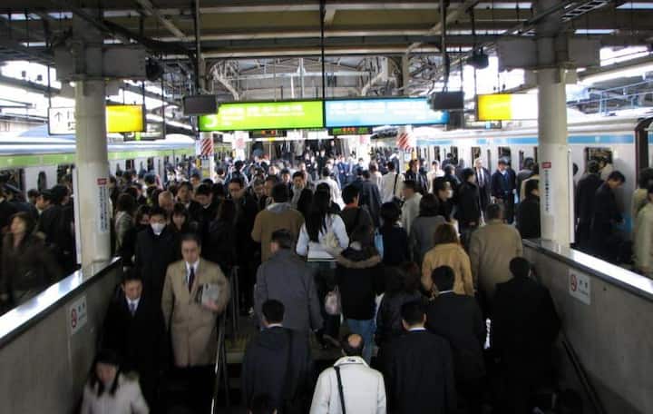 बहुत भीड़ में या भीड़ वाले इलाकों में जाने से बचें. फोटोः गूगल फ्री इमेज 