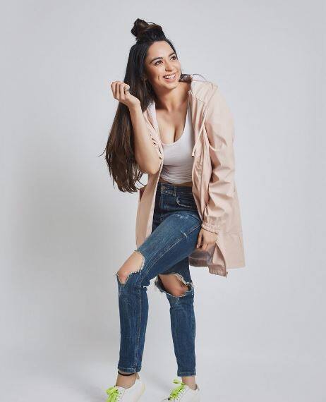  अभिनेत्री सौंदर्य शर्मा ने एक बार फिर इंस्टाग्राम पर तस्वीर पोस्ट की है. साथ ही उन्होंने तस्वीर को शेयर कर लिखा, 