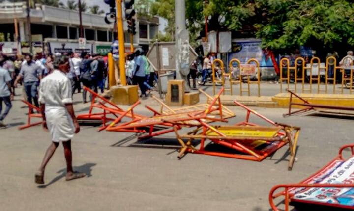 प्रदर्शनकारियों की ओर से आरोप लगाया गया है कि प्लांट से निकलने वाले कचरे की वजह से ग्राउंड वॉटर दूषित हो रहा है. इससे लोगों को सांस, त्वचा, दिल की बीमारी और कैंसर जैसी गंभीर बीमारी हो रही हैं. जनवरी में प्लांट के विस्तार की खबर के बाद विरोध तेज हो गया था. (तस्वीर: पीटीआई)
