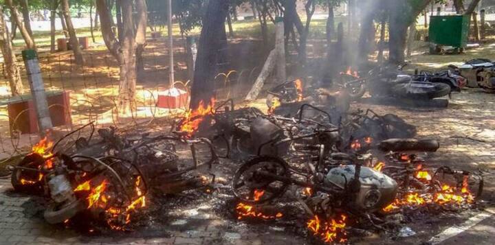 इस मामले में राज्य सरकार की ओर से मृतकों के परिवार वालों को दस लाख और घायलों को तीन लाख रुपये मुआवजे का भी एलान किया गया है. मृतक के परिवार में से किसी एक को सरकारी नौकरी देने का भी वादा किया है. (तस्वीर: पीटीआई)