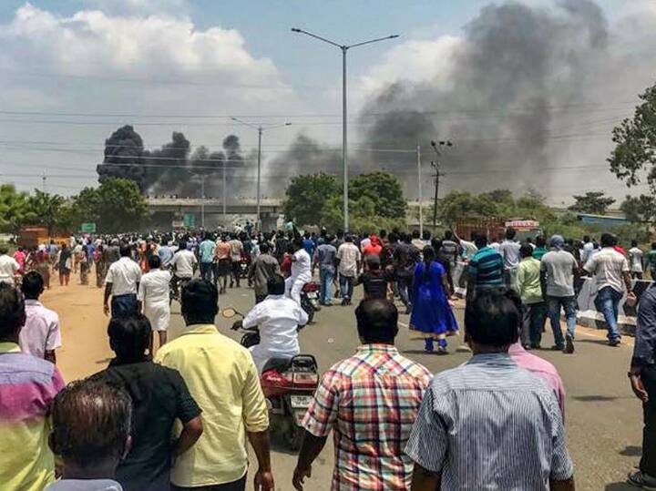 तमिलनाडु के तूतीकोरिन में पिछले कई महीनों से वेदांता ग्रुप की स्टरलाइट कॉपर यूनिट को लेकर व्यापक विरोध हो रहा है. इस विरोध प्रदर्शन की तस्वीर तब सामने आई जब पुलिस और वहां रह रहे निवासियों के बीच कल भीषण झड़प देखने को मिली. (तस्वीर: पीटीआई)