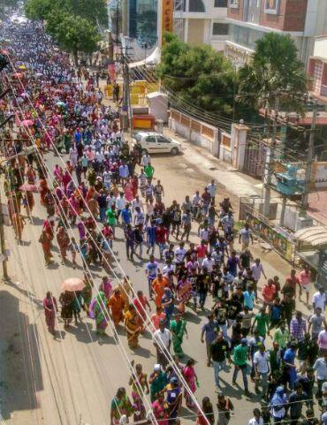  मद्रास हाईकोर्ट ने कल प्लांट की सुरक्षा बढ़ाने के निर्देश दिए थे. वहीं पुलिस ने कल की हिंसा के बाद धारा 144 लगा दी है. बता दें कि आज मद्रास हाईकोर्ट ने इस मामले पर सुनवाई करते हुए अब इस प्लांट पर रोक लगा दी है. (तस्वीर: पीटीआई)