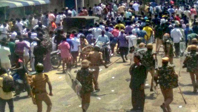 दरअसल, कल लोगों का प्रदर्शन अचानक हिंसक हो गया और गाड़ियों में तोड़फोड़-आगजनी की गई. पुलिस ने जवाबी कार्रवाई में आंसू गैस के गोले छोड़े जिसके बाद स्थिति और बिगड़ गई. (तस्वीर: पीटीआई)