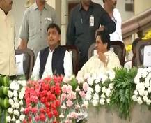 कुमारस्वामी के शपथ ग्रहण में एक मंच पर साथ दिखे अखिलेश और मायावती