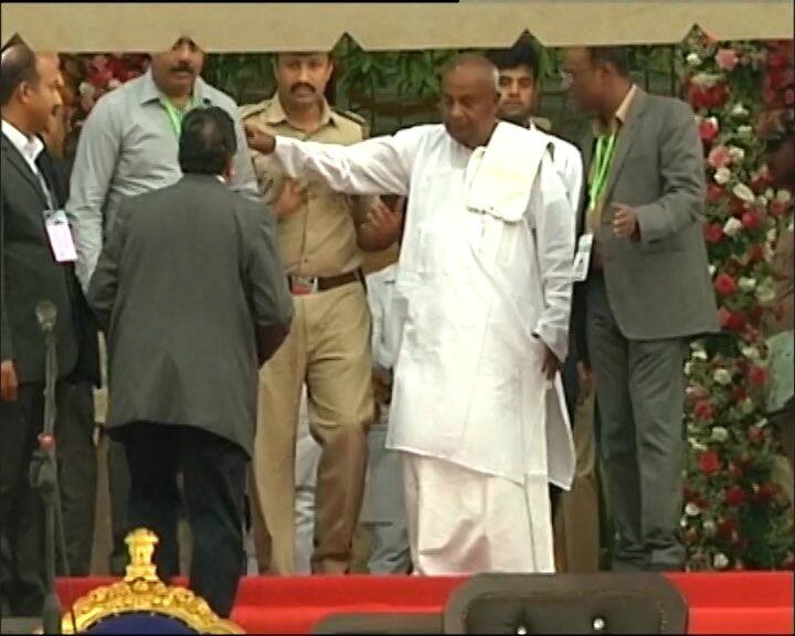 पूर्व प्रधानमंत्री एचडी देवेगौड़ा अपने बेटे के शपथ ग्रहण समारोह में शामिल हुए. 