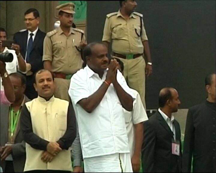 कुमारस्वामी लोगों का अभिवादन करते दिखे.