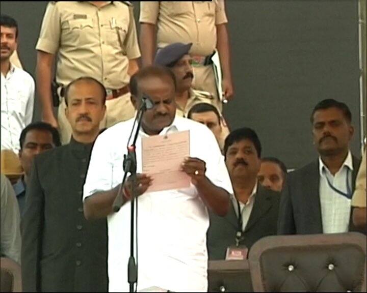 मुख्यमंत्री पद की शपथ लेते कुमारस्वामी.