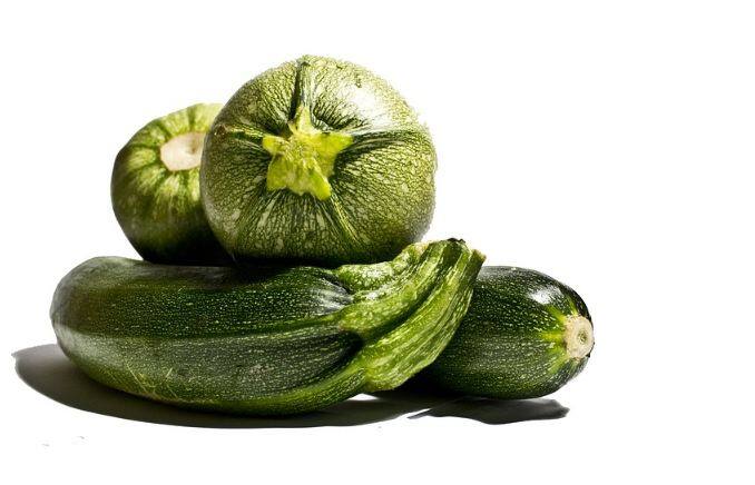चिलचिलाती गर्मी में राहत पाने के लिए हर कोई अलग-अलग फंडे अपना रहा है. लेकिन क्या आप जानते हैं एक ऐसा फल भी है जिसे डायट में शामिल करके आप   झुलसती गर्मी में भी ठंडक का अहसास ले सकते हैं. जी हां, हम बात कर रहे हैं जुकिनी की. चलिए जानते हैं गर्मियों में इसे खाने से क्या-क्या फायदे हो सकते हैं.   फोटोः गूगल फ्री इमेज 