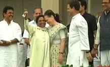 शपथग्रहण समारोह में दिखा सोनिया और मायावती का वो दोस्ताना अंदाज जो पहले कभी नहीं दिखा