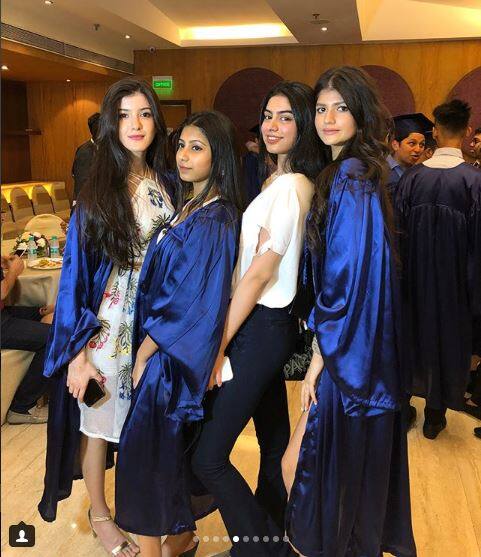 हाल ही में संजय कपूर की बेटी शनाया कपूर के साथ ग्रेजुएशन सेरेमनी में भी नजर आईं थीं. (Photo: anjinidhawan)
