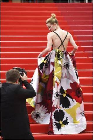 32 साल की अभिनेत्री एम्बर हर्ड कांस फिल्म फेस्टिवल में रेड कार्पेट पर ब्रालेस पहुंचीं थीं. (तस्वीर-इंस्टाग्राम)