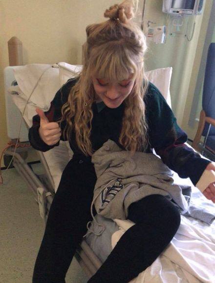 इंग्लैंड नोरफॉक की रहने वाली लुना जॉर्विश 20 साल की हैं. उन्हें एक दिन में 7 बार स्ट्रोक पड़े. फोटोः फेसबुक