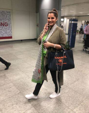 वो उस वक्त किसी से फोन पर बात भी कर रही थीं. (तस्वीर: मानव मंगलानी)