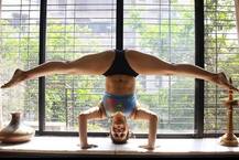 पहले टेबल पर अब पानी के अंदर बिकनी पहन योग करने लगी है ये हसीना