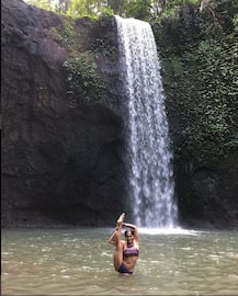 पहले टेबल पर अब पानी के अंदर बिकनी पहन योग करने लगी है ये हसीना