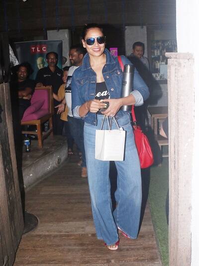 डेनिम लुक के साथ सनग्लासेज बिपाशा के लुक को और ज्यादा अट्रैक्टिव नजर आ रही थीं. (Photo: Fotocorp)