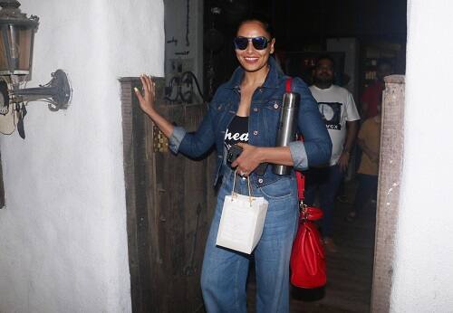 फिल्मों से दूर होने के बावजूद बिपाशा पति करण सिंह ग्रोवर के साथ कंडोम के विज्ञापन में नजर आईं थीं. (Photo: Fotocorp)