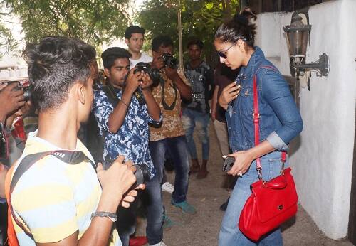 इस दौरान बिपाशा के साथ करण नजर नहीं आए. (Photo: Fotocorp)