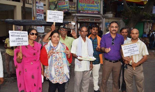 पंकज ने पेट्रोल-डीजल की बढ़ती कीमत को काबू करने की मांग करते हुए साफ कर दिया वर्तमान में पेट्रोलियम मंत्री का पदभार संभालने वाले को अनुभव नहीं है. इस वजह से लोग परेशान हैं. आने वाले दिनों में तेल की कीमतें और बढ़ेंगी. तेल और गैस की कीमतों के आसमान छूते दामों से हाहाकर मचा हुआ है. 