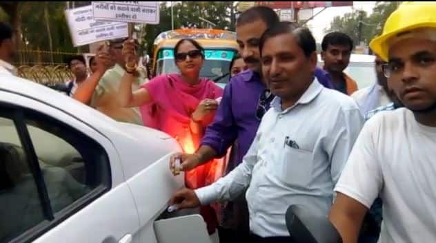 बता दें कि देश में पेट्रोल और डीजल की बढ़ती कीमतों ने हाहाकार मचा रखा है. कर्नाटक चुनाव खत्म होने के बाद लगातार दसवें दिन भी पेट्रोल और डीजल की कीमत बढ़ती ही जा रही है. मुंबई में पेट्रोल 85 रुपए पर पहुंच गया है तो राष्ट्रीय राजधानी दिल्ली में 77 रुपए के पार हो गया है. पटना और भोपाल में कीमतें 82 रुपए पार हैं.