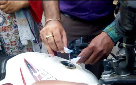 लोगों के वाहनों में होम्योपैथी वाली शीशी से चरणामृत के बराबर पेट्रोल डीजल डाला गया.सामाजिक कार्यकर्ता पंकज रावत ने कहा कि पूंजीपतियों को फायदा पहुंचाने के मकसद से पेट्रोल-डीजल के दामों में लगातार बढ़ोत्तरी की जा रही है. इस वजह से आम जनता अपने को ठगा सा महसूस कर रही है.